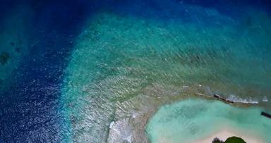 奢侈品开销岛视图夏天白色天堂沙子海滩阿卡蓝色的水背景色彩斑斓的